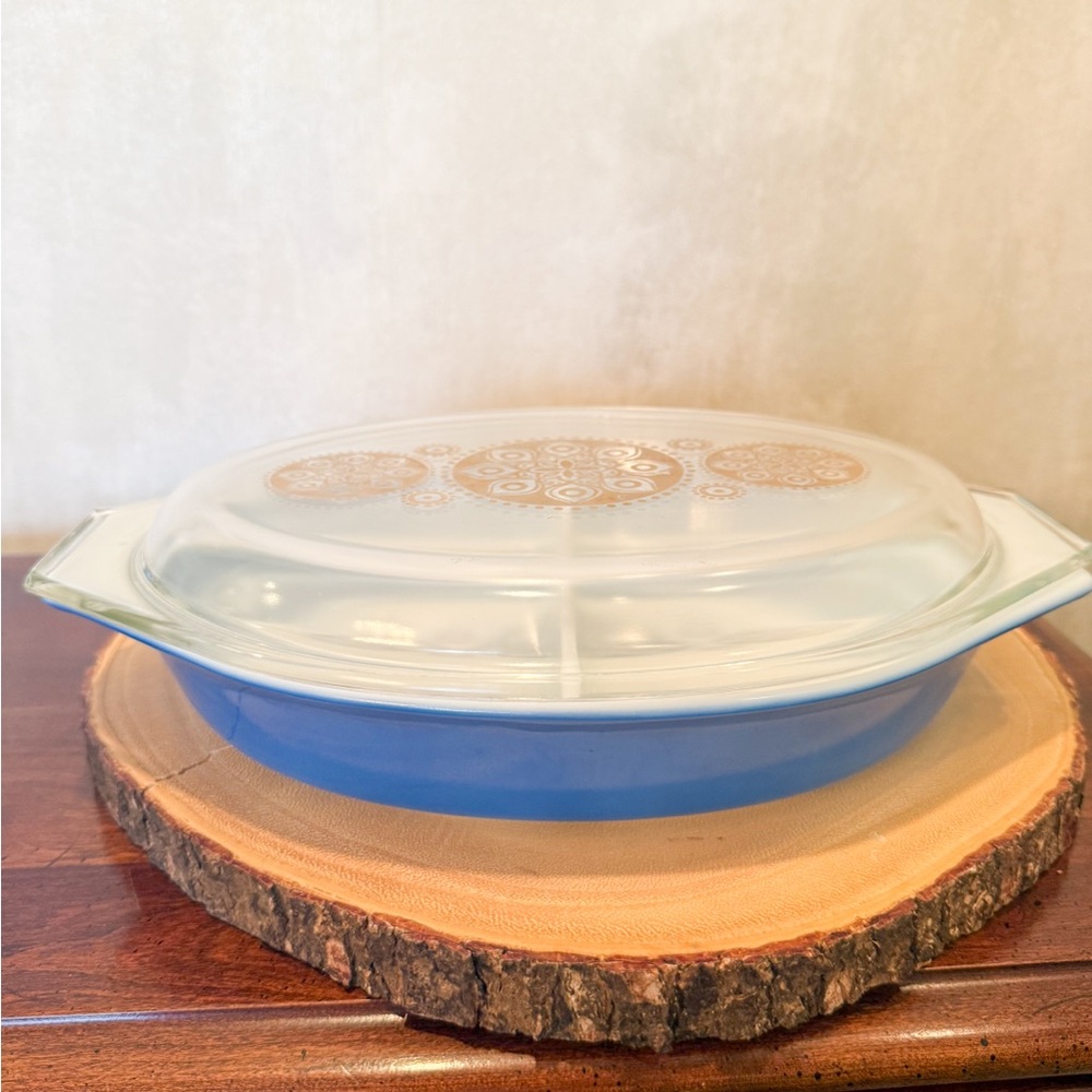 Vintage 1961 Pyrex Opalescent Blue Divided Dish Decorated Glass Lid “Royal”
